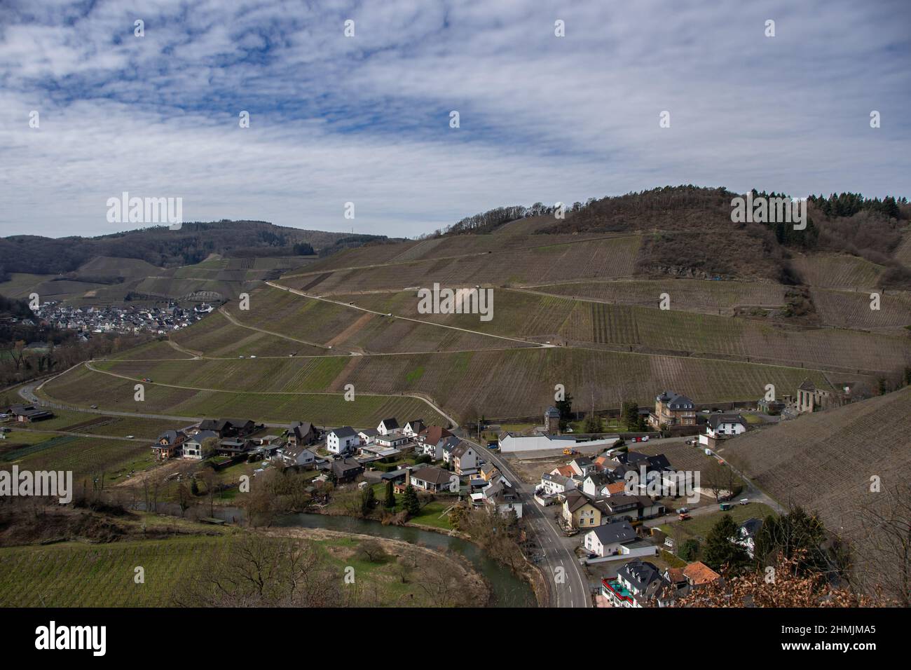 Der Blick auf das kleine Dorf Marienthal und die Weinberge und die Ahr Stockfoto