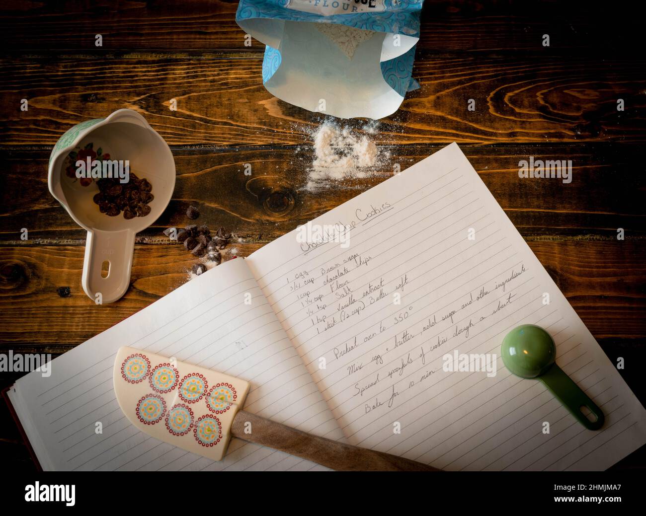 Backen von warmen Plätzchen an einem Wintertag Stockfoto