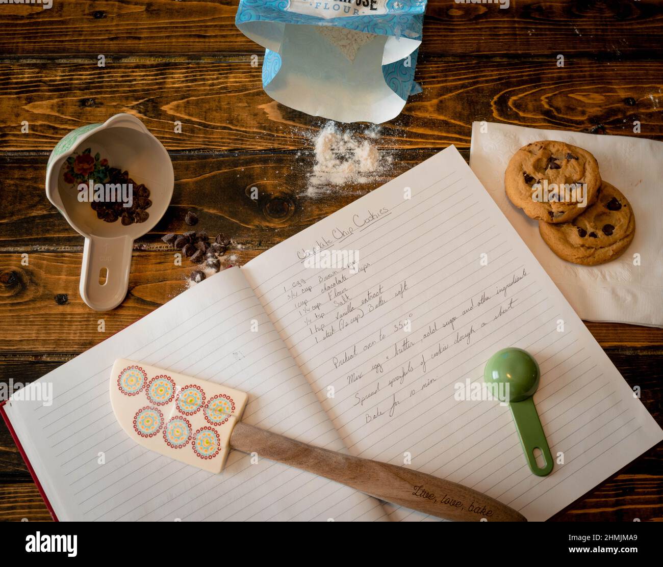 Backen von warmen Plätzchen an einem Wintertag Stockfoto