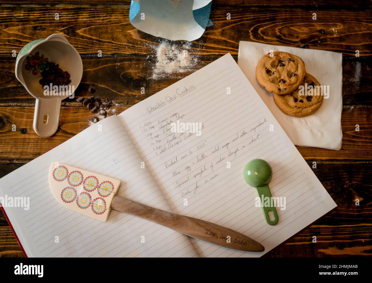 Backen von warmen Plätzchen an einem Wintertag Stockfoto