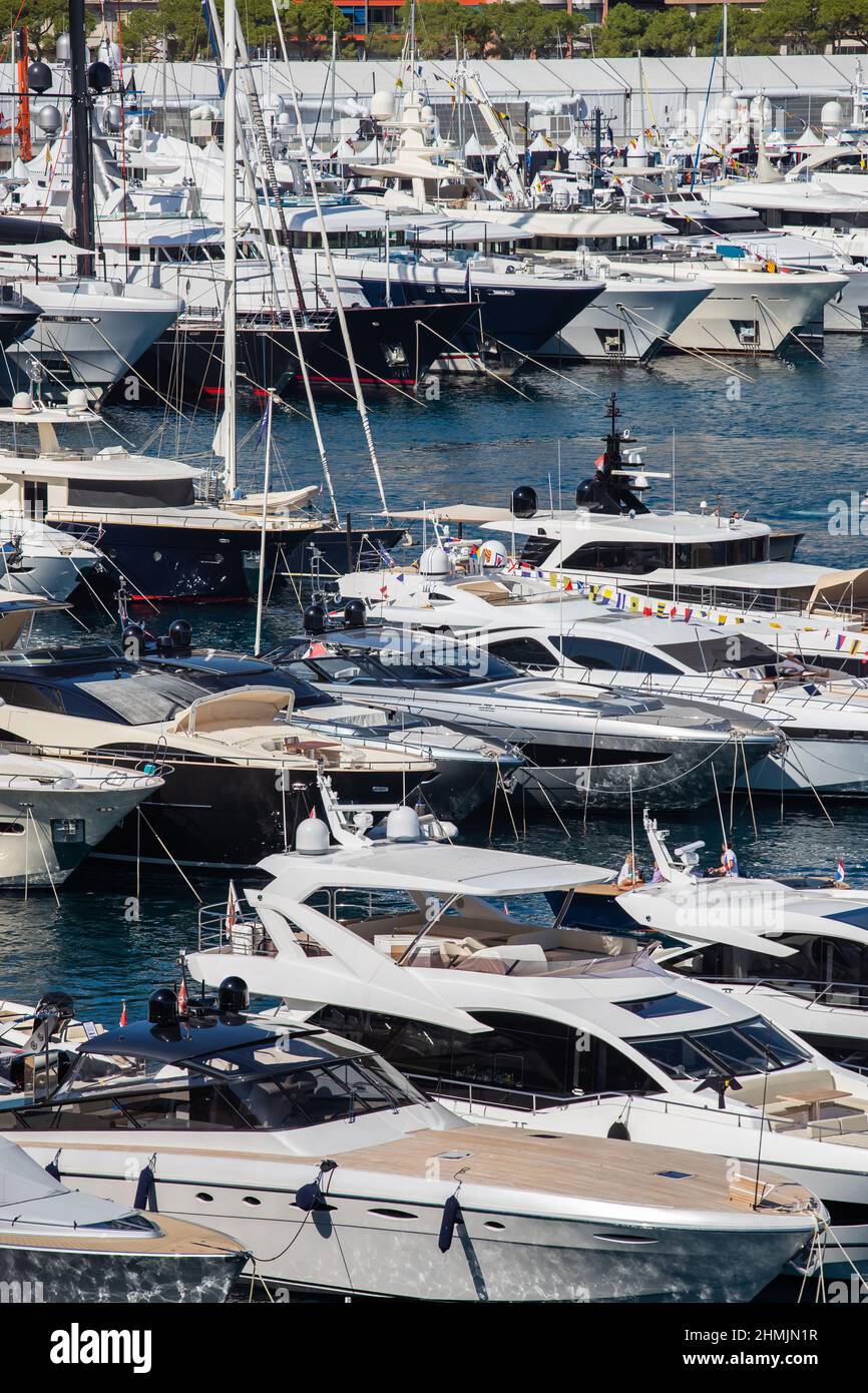 Viele große Yachten sind in Port Hercule von Monaco an sonnigen Tag, Monte Carlo, viele kleine Boote sind im Hintergrund, Innenräume von Motorbooten, Chillen Stockfoto