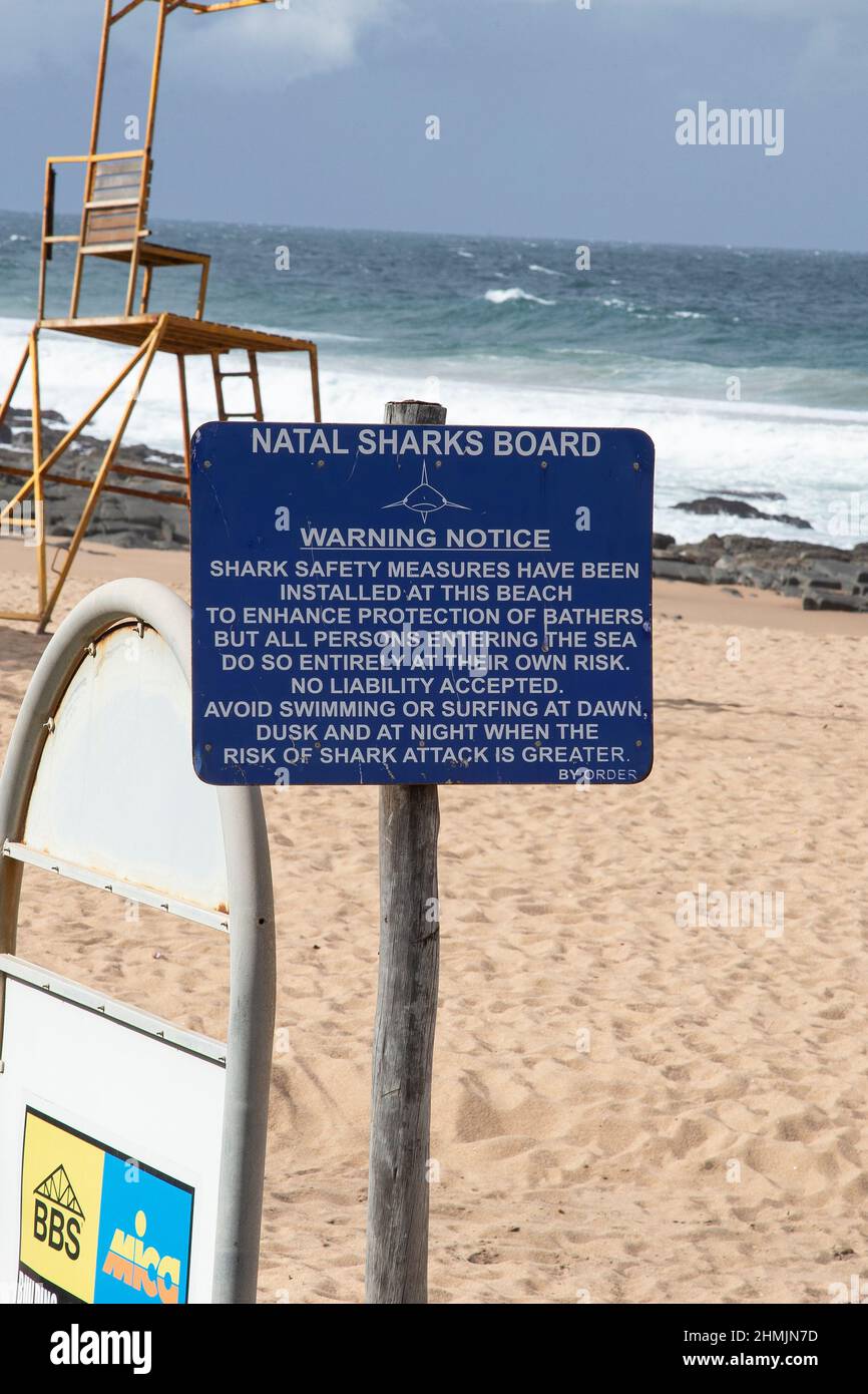Sicherheitshinweis für Haie am Ballito-Strand in Südafrika, in dem die Badegäste über die Risiken eines Hai-Angriffs informiert werden Stockfoto