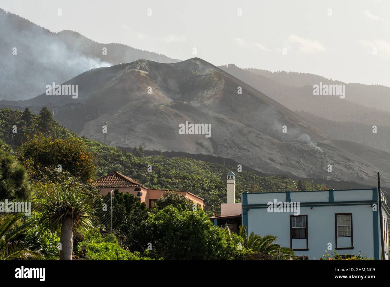 Blick auf den Vulkan Cumbre Vieja, der immer noch Schwefelgase ausstößt. Viele Gebiete sind noch immer von vulkanischer Lava und Asche betroffen Stockfoto