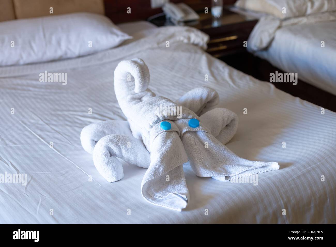 Skorpion-Figur aus Handtüchern auf einem Bett in einem Hotelzimmer  Stockfotografie - Alamy