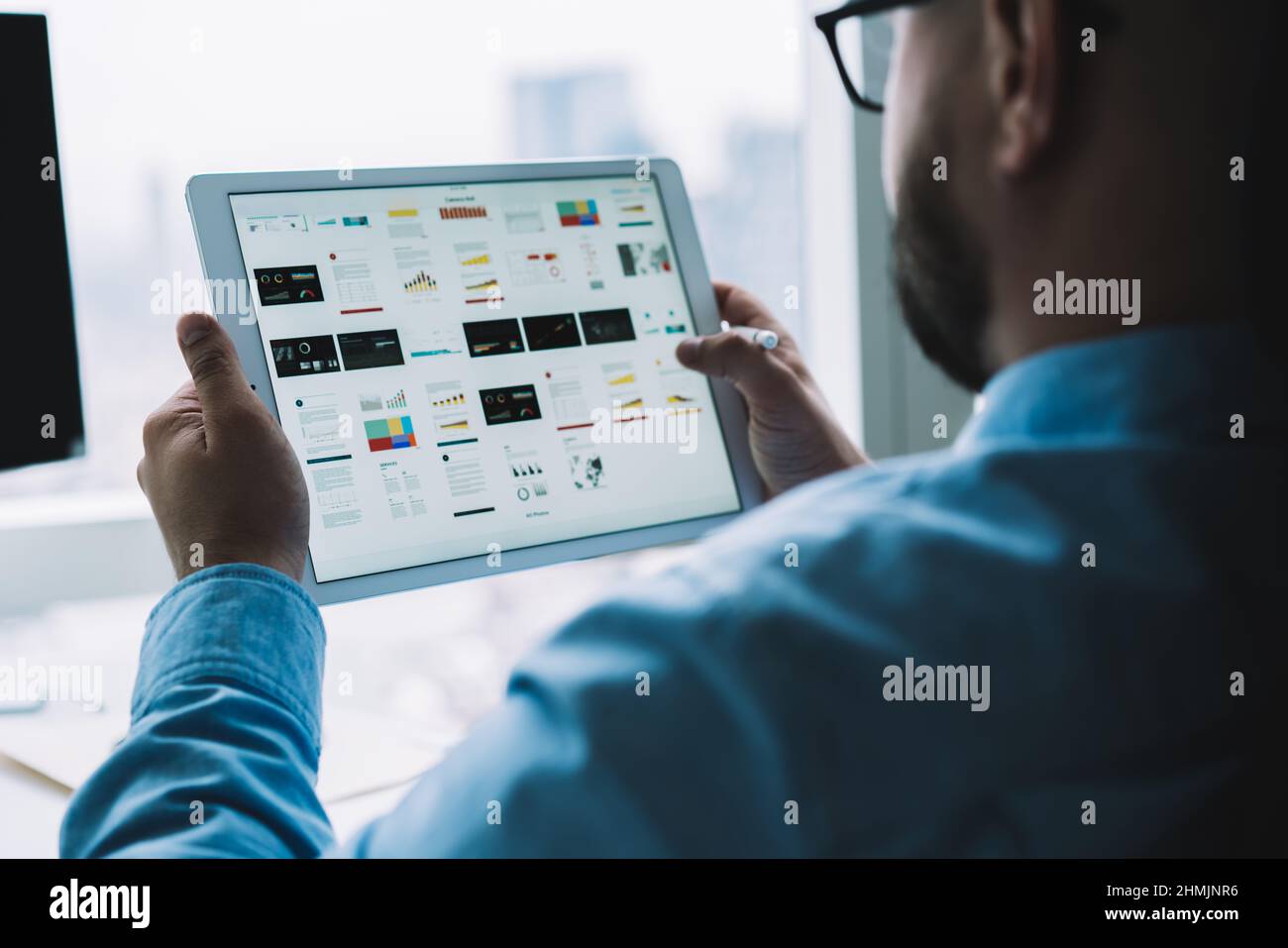 Mann mit Tablet mit Diagrammen und Grafiken Stockfoto