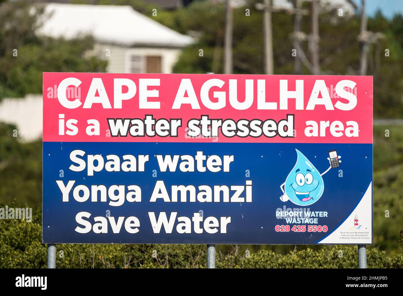 Save Water Schild Konzept Klimawandel und Dürre in Südafrika als öffentliche Sensibilisierungskampagne in Cape Agulhas Stockfoto