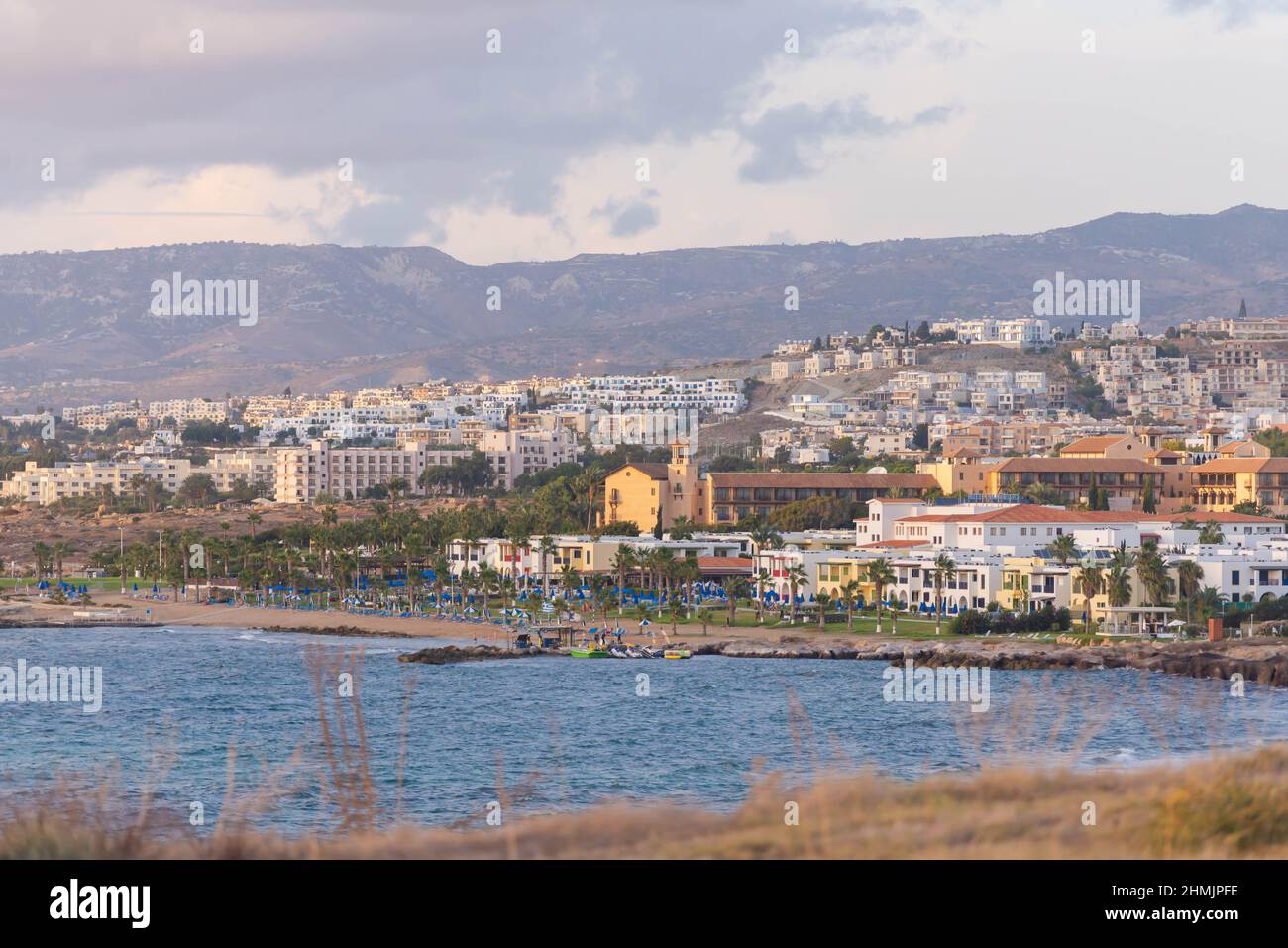 Die Stadt Paphos in der untergehenden Sonne von der Küste. Spätherbst in Zypern. Stockfoto