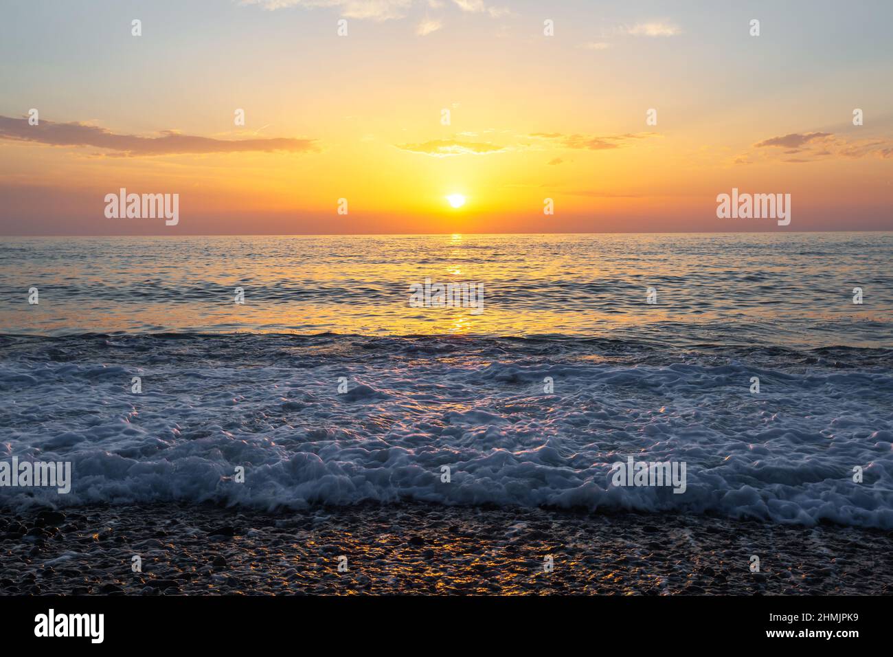 Sonnenaufgang am Meer. Wunderschöne Aussicht auf die Seeraulandschaft im Sommer. Unglaublicher Sonnenaufgang. Morgenlandschaft. Wellen mit Schaum. Romantische Orte zum Entspannen. Stockfoto