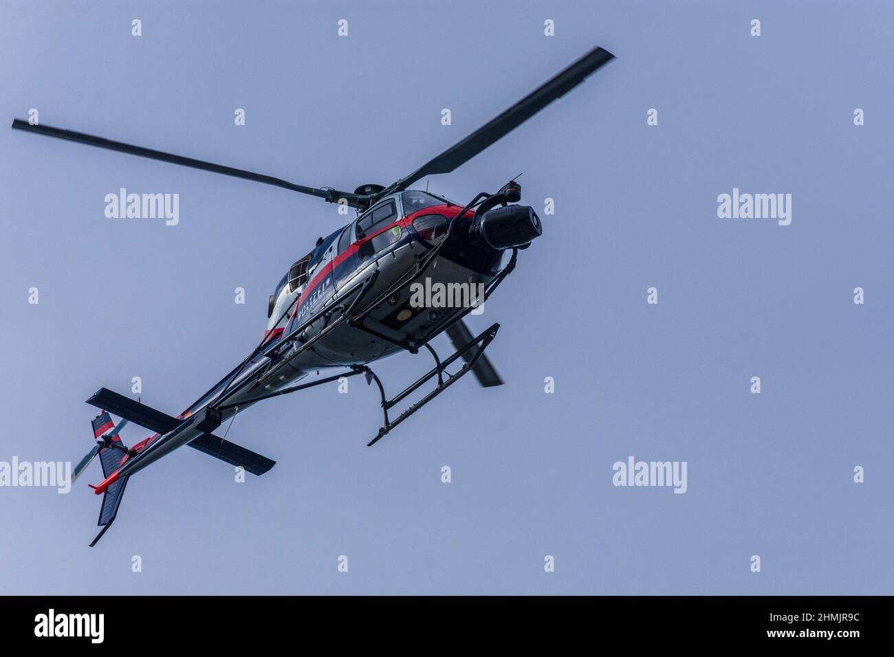 Wien, Wien: Helikopter mit Polizeiaufschrift ist privat und hat eine Kamera davor montiert, Helikopter für Dreharbeiten zum Netflix-Film 'Tyler Rake – Extr Stockfoto