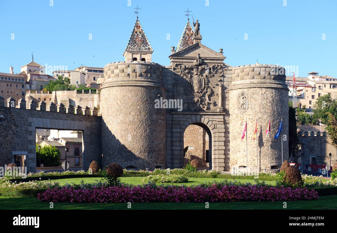 Das Neue Bisagra Tor Puerta de Bisagra Nueva, berühmte Stadttore von Toledo, Blick von außerhalb der Stadt mit blühenden Blumenbeet. Castilla-La Mancha, Spa Stockfoto