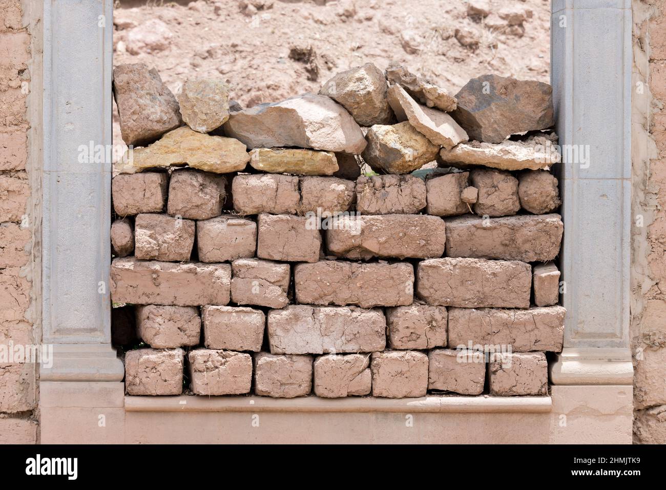 Details einer Mauer, die vollständig aus Lehmziegeln in Maras, Sacred Valley, Peru, hergestellt wurde Stockfoto