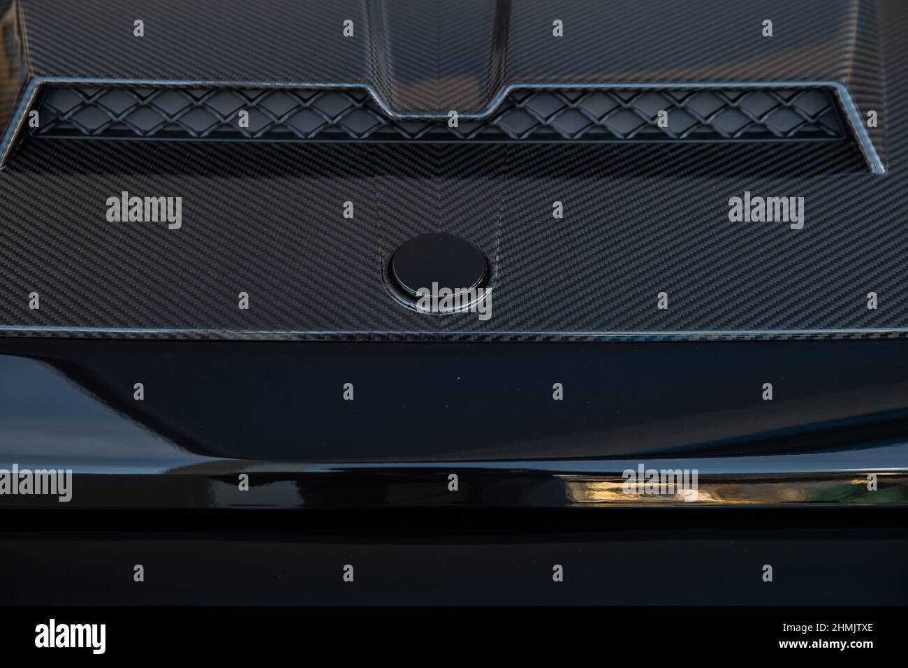 Lufteinlass auf der Motorhaube eines teuren SUV, Kohlefaserverkleidung, glänzend schwarze Oberflächen, sehr teuer Stockfoto