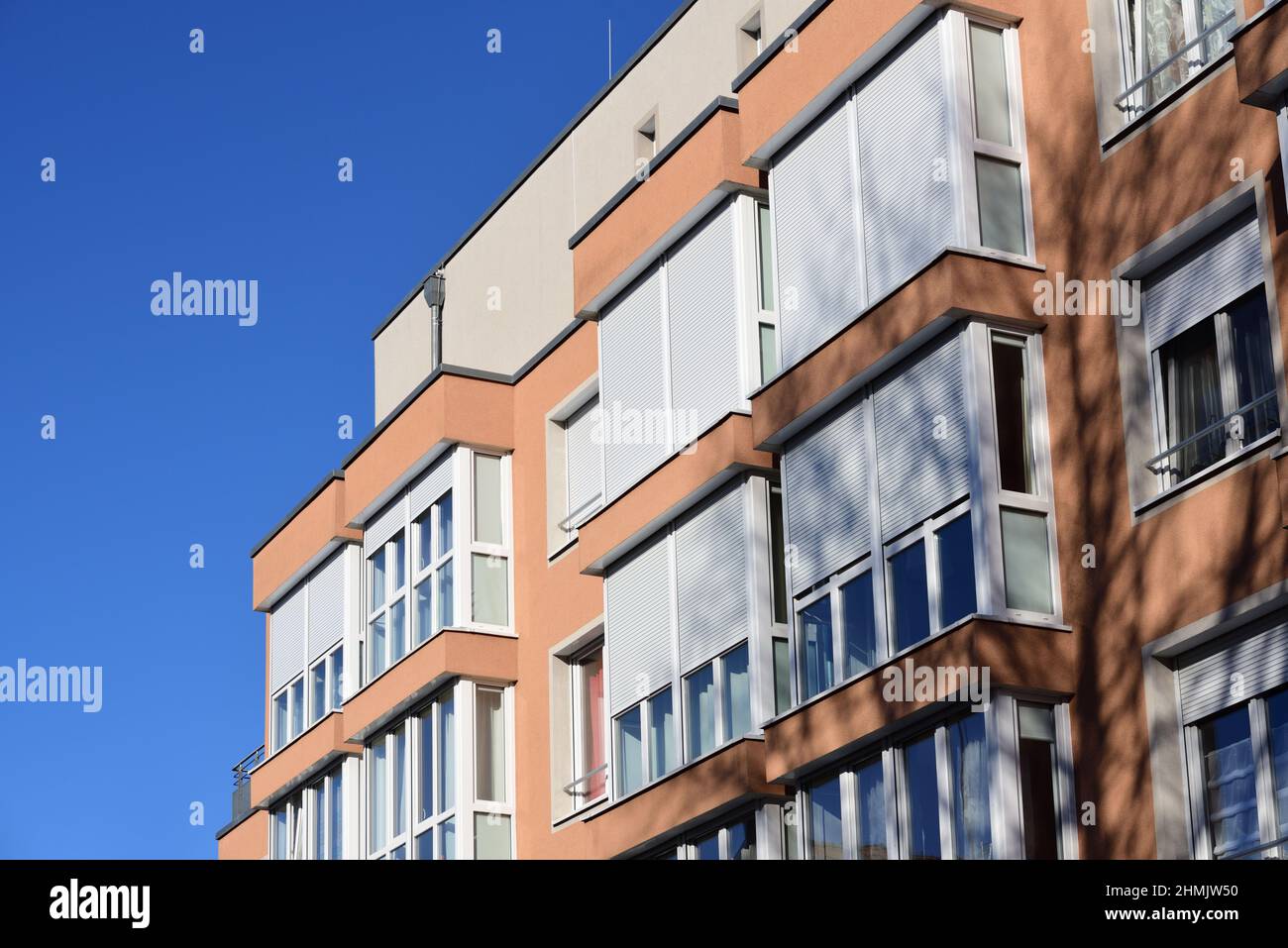 Detailgetreue Aufnahme eines Wohnhauses in der Stadt vor blauem Himmel in Deutschland Stockfoto