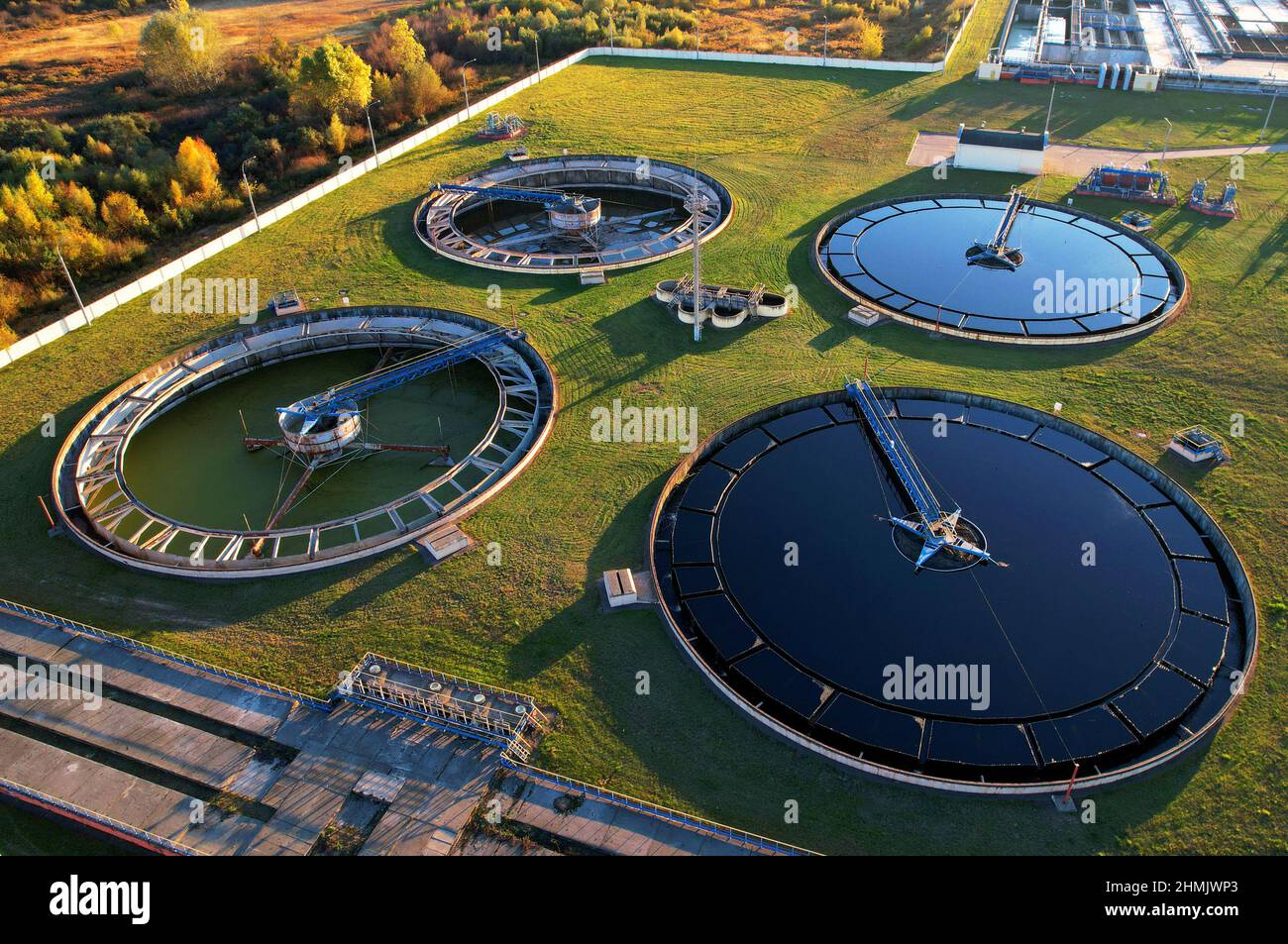 Kläranlage. Abwasserbehandlung Wasserverbrauch. Filterabfluss und Abwasser. Industrielle Lösungen für die Abwasseraufbereitung und Rec Stockfoto