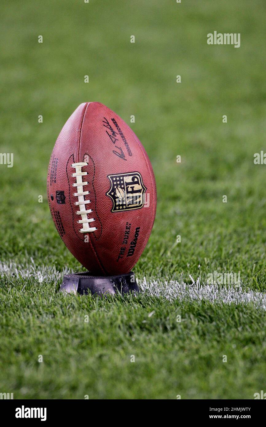 Ein NFL-Fußball wird auf einem Abschlag-T-Shirt platziert und ist bereit für den Anstoß, um das Spiel zu starten. Stockfoto