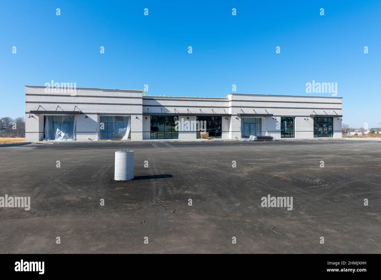 Horizontale Aufnahme der Vorderseite eines kleinen Einkaufszentrums, das im Bau ist. Stockfoto