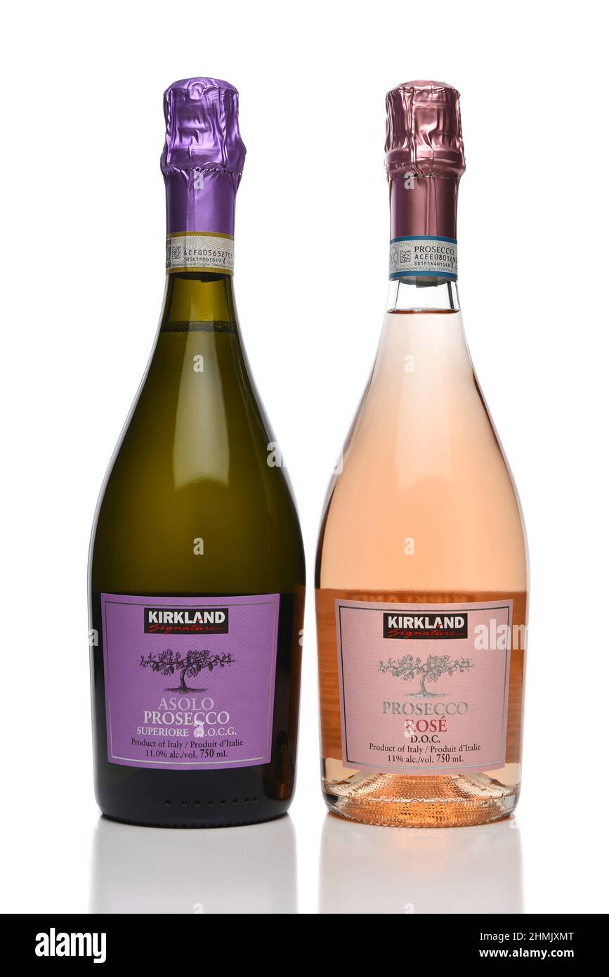 IRVINE, KALIFORNIEN - 10. FEBRUAR 2022: Eine Flasche Kirkland Signature Asolo Prosecco und Rose Prosecco, eine private Marke von Costco Wholesale. Stockfoto