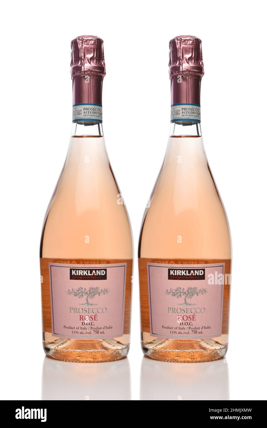 IRVINE, KALIFORNIEN - 10. FEBRUAR 2022: Zwei Flaschen Kirkland Signature Rose Prosecco, ein privates Label von Costco Wholesale. Stockfoto