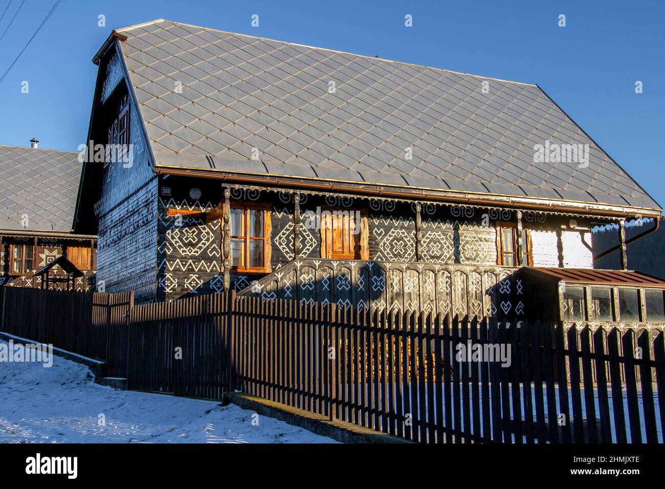 Cicmany , ein Naturschutzgebiet der Volksarchitektur. Weiße Muster an den Außenwänden der Holzhäuser. Slowakei. Stockfoto