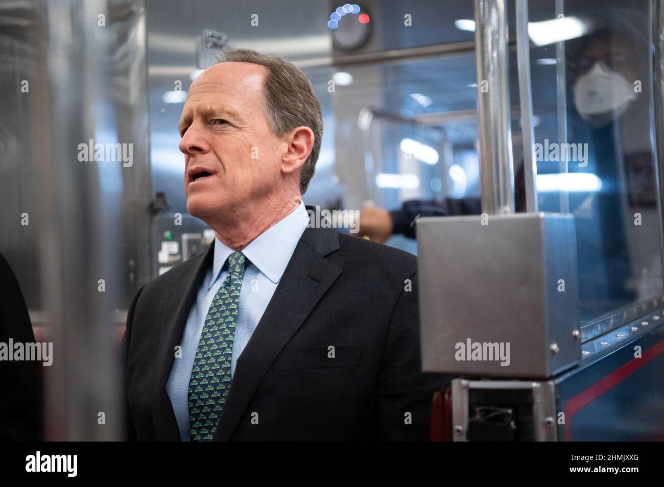 Washington, USA. 10th. Februar 2022. Senator Pat Toomey (R-PA) nimmt am Donnerstag, den 10. Februar, einen Sitz in der Senate Subway im US-Kapitol in Washington, DC, ein. 2022. Da das Parlament jetzt für die nahe Zukunft nicht mehr in der Sitzung ist, bemühen sich die Gesetzgeber darum, vor einer Regierungsabschaltung einen Kompromiss über die Mittelausstattung zu finden. (Graeme Sloan/Sipa USA) Quelle: SIPA USA/Alamy Live News Stockfoto