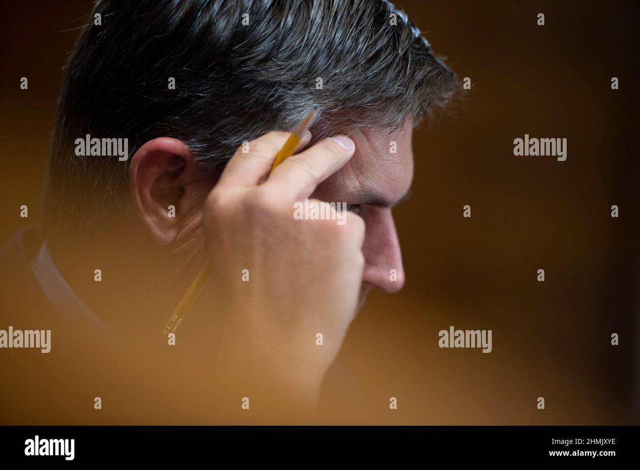 Washington, Vereinigte Staaten Von Amerika. 10th. Februar 2022. Senator Martin Heinrich, D-NM, blickt auf eine Anhörung des Energie- und Rohstoffausschusses des US-Senats zum Thema sauberer Wasserstoff am Donnerstag, den 10. Februar 2022, im US-Kapitol in Washington, DC, zurück. Kredit: Bonnie Cash/CNP/Sipa USA Gutschrift: SIPA USA/Alamy Live News Stockfoto