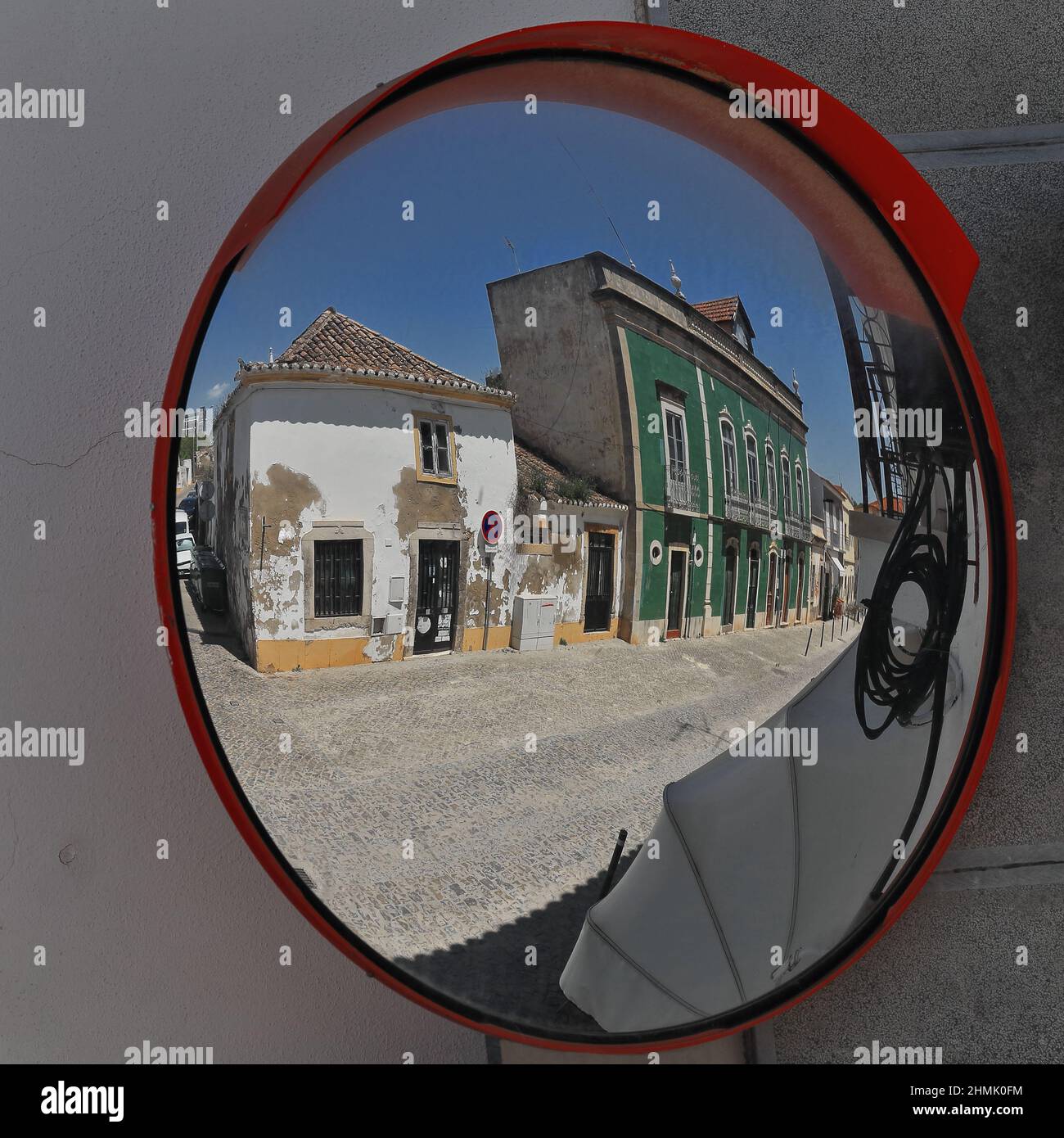 Spiegelung der Gebäude-Rua Joao Vaz de Corte Real Street. Tavira-Portugal-092 Stockfoto