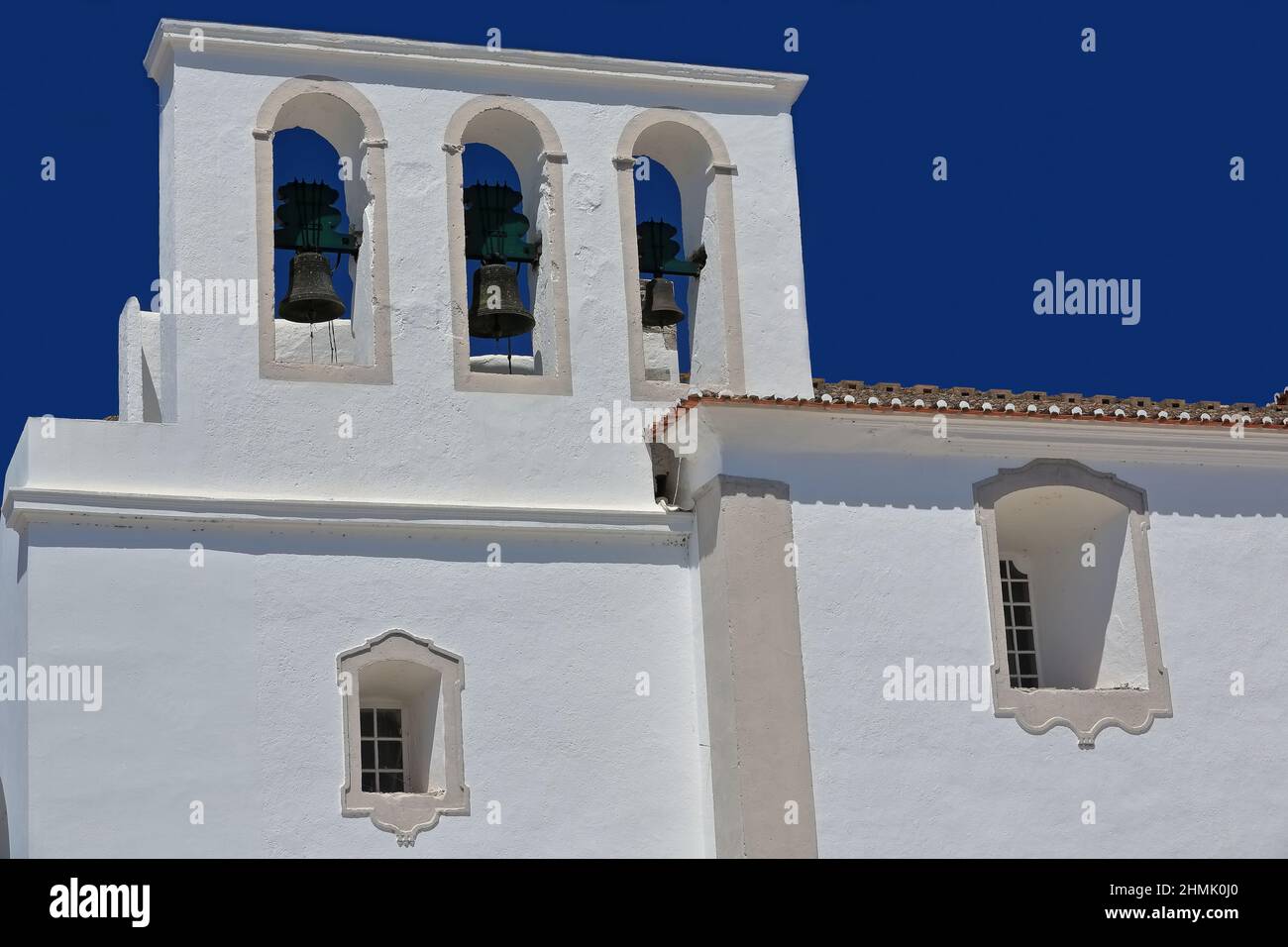 Dreifache Glocke Giebel-makellosen blauen Himmel-Our Lady of Carmel Kirche. Tavira-Portugal-098 Stockfoto