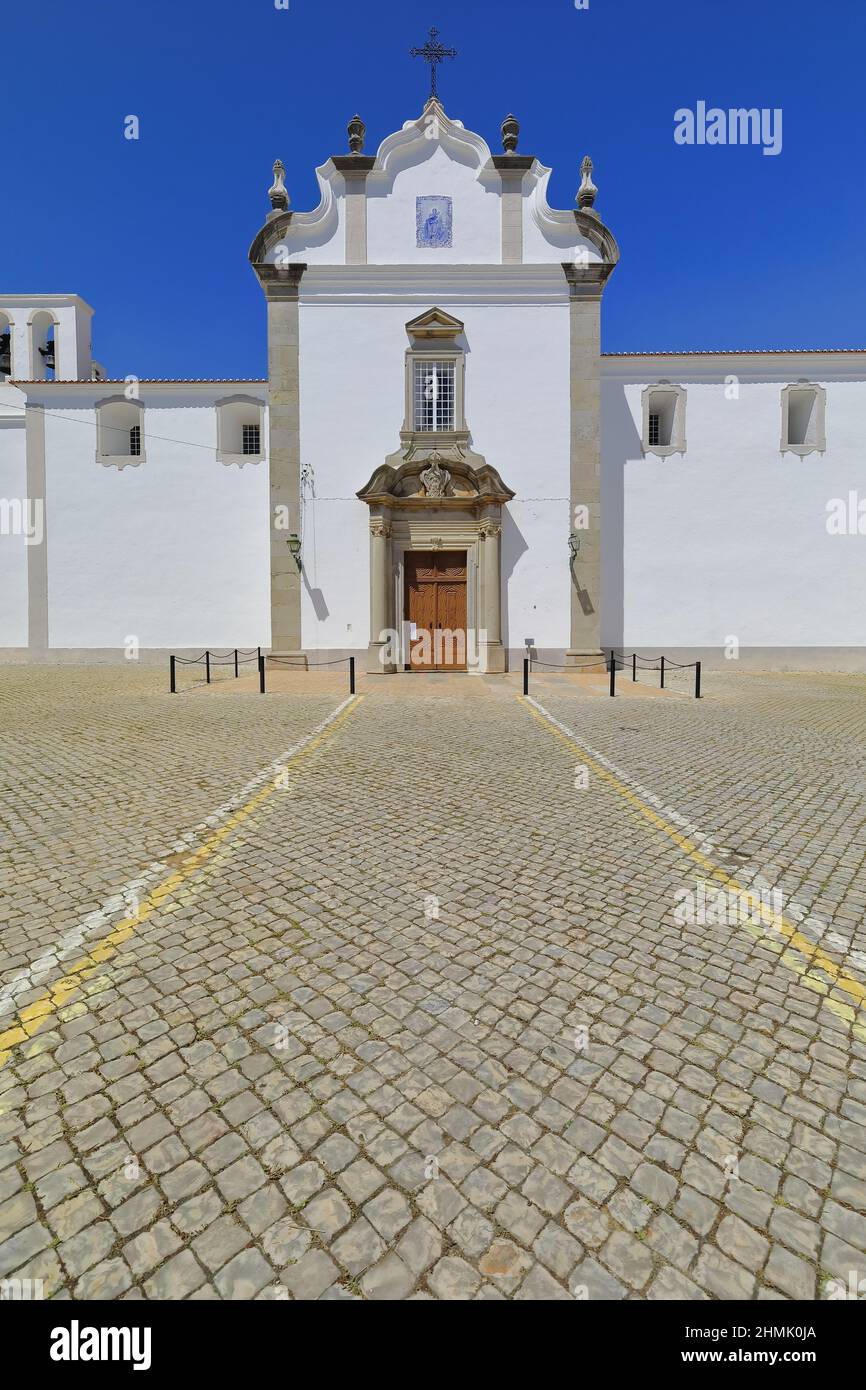 Fassade-reich verzierten Portal-drei Augen Glocke Giebel-barocken Giebel-gepflasterten Innenhof-Karmel-Kirche. Tavira-Portugal-102 Stockfoto