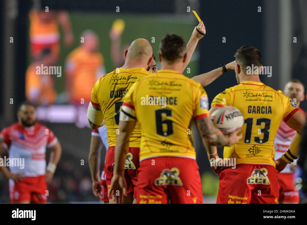 St. Helens, England - 10. Februar 2022 - Schiedsrichter Liam Moore schickt Gil Dudson der katalanischen Drachen zu einem frühen Streit während der Rugby League Betfred Super League Runde 1 St. Helens gegen katalanische Drachen im Totally Wicked Stadium, St. Helens, UK Dean Williams Stockfoto