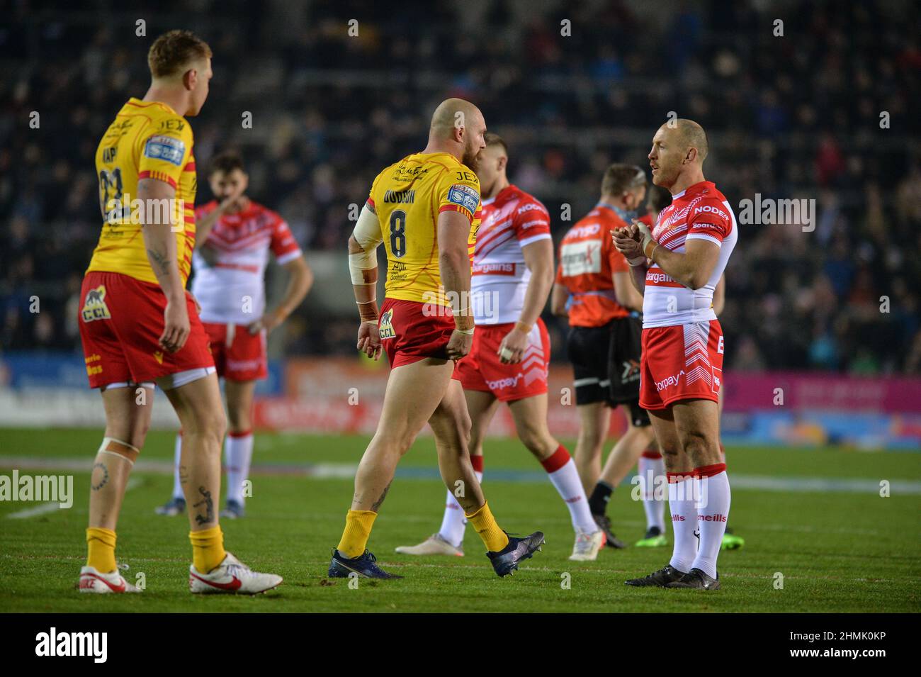 St. Helens, England - 10. Februar 2022 - Gil Dudson von Catalan Dragons tritt zu einer frühen Auseinandersetzung während der Rugby League Betfred Super League Runde 1 St. Helens gegen Catalan Dragons im Totally Wicked Stadium, St. Helens, UK Dean Williams Stockfoto