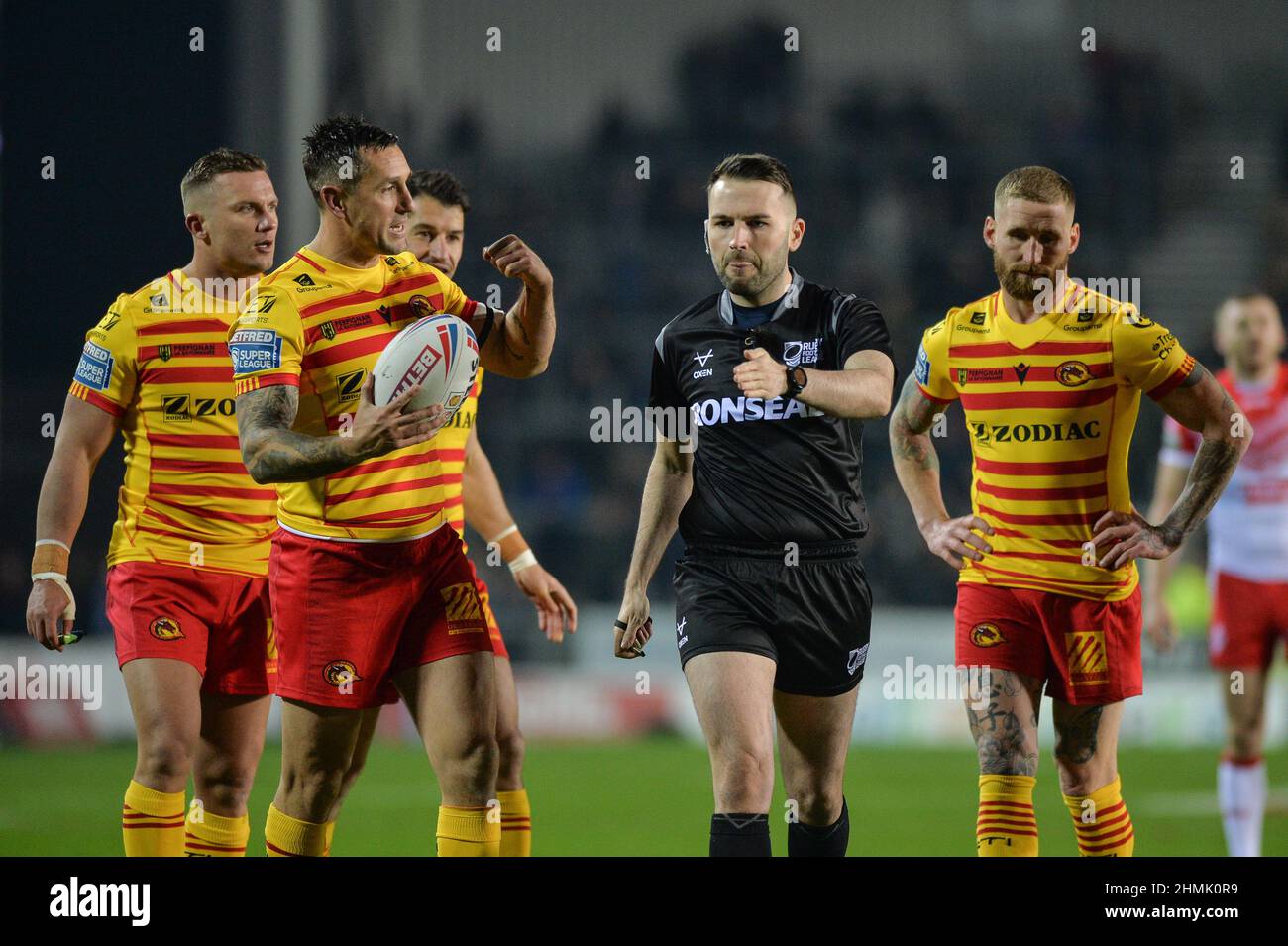 St. Helens, England - 10. Februar 2022 - Schiedsrichter Liam Moore, nachdem er Gil Dudson der katalanischen Drachen während der Rugby League Betfred Super League Runde 1 zu einem frühen Streit geschickt hatte.St. Helens gegen die katalanischen Drachen im Totally Wicked Stadium, St. Helens, UK Dean Williams Stockfoto