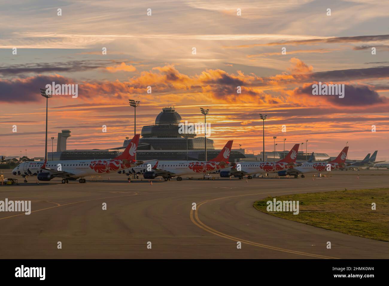 Baku, Aserbaidschan - Januar 03 2022- Flugzeuge parkten am Heydar Aliyev Airport mit Sonnenuntergang Hintergrund. Stockfoto