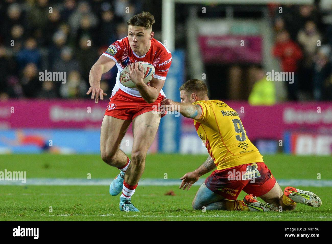 St. Helens, England - 10. Februar 2022 - Jack Welsby von St. Helens entgeht Micky McIlorum von katalanischen Drachen während der Rugby League Betfred Super League Runde 1 St. Helens gegen katalanische Drachen im Totally Wicked Stadium, St. Helens, UK Dean Williams Stockfoto
