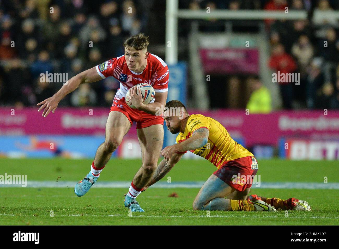 St. Helens, England - 10. Februar 2022 - Jack Welsby von St. Helens entgeht Micky McIlorum von katalanischen Drachen während der Rugby League Betfred Super League Runde 1 St. Helens gegen katalanische Drachen im Totally Wicked Stadium, St. Helens, UK Dean Williams Stockfoto
