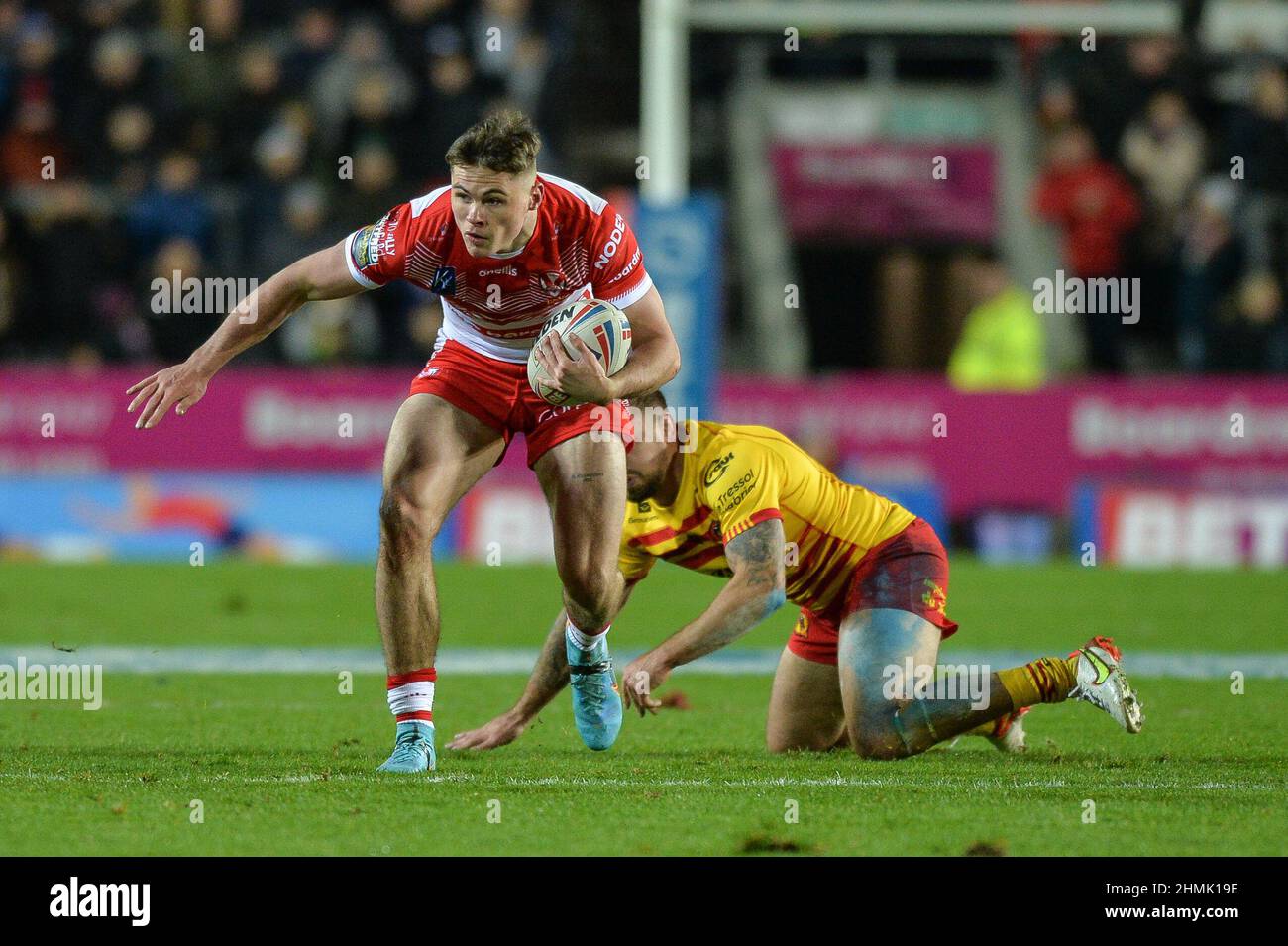 St. Helens, England - 10. Februar 2022 - Jack Welsby von St. Helens entgeht Micky McIlorum von katalanischen Drachen während der Rugby League Betfred Super League Runde 1 St. Helens gegen katalanische Drachen im Totally Wicked Stadium, St. Helens, UK Dean Williams Stockfoto