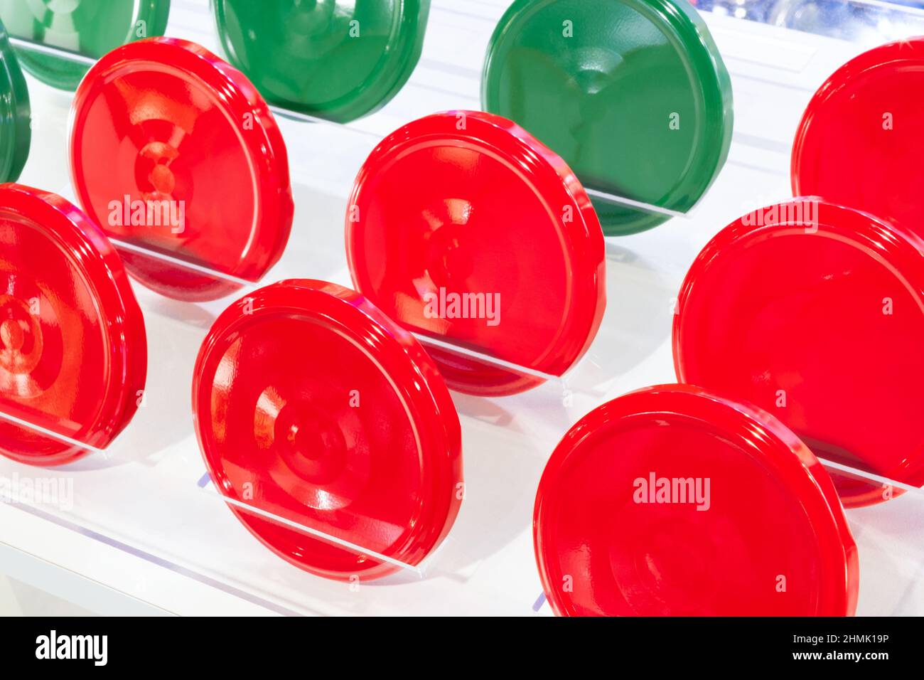 Leuchtend rote und grüne Zinn-Schraubverschlüsse für Glas Hintergrund Stockfoto