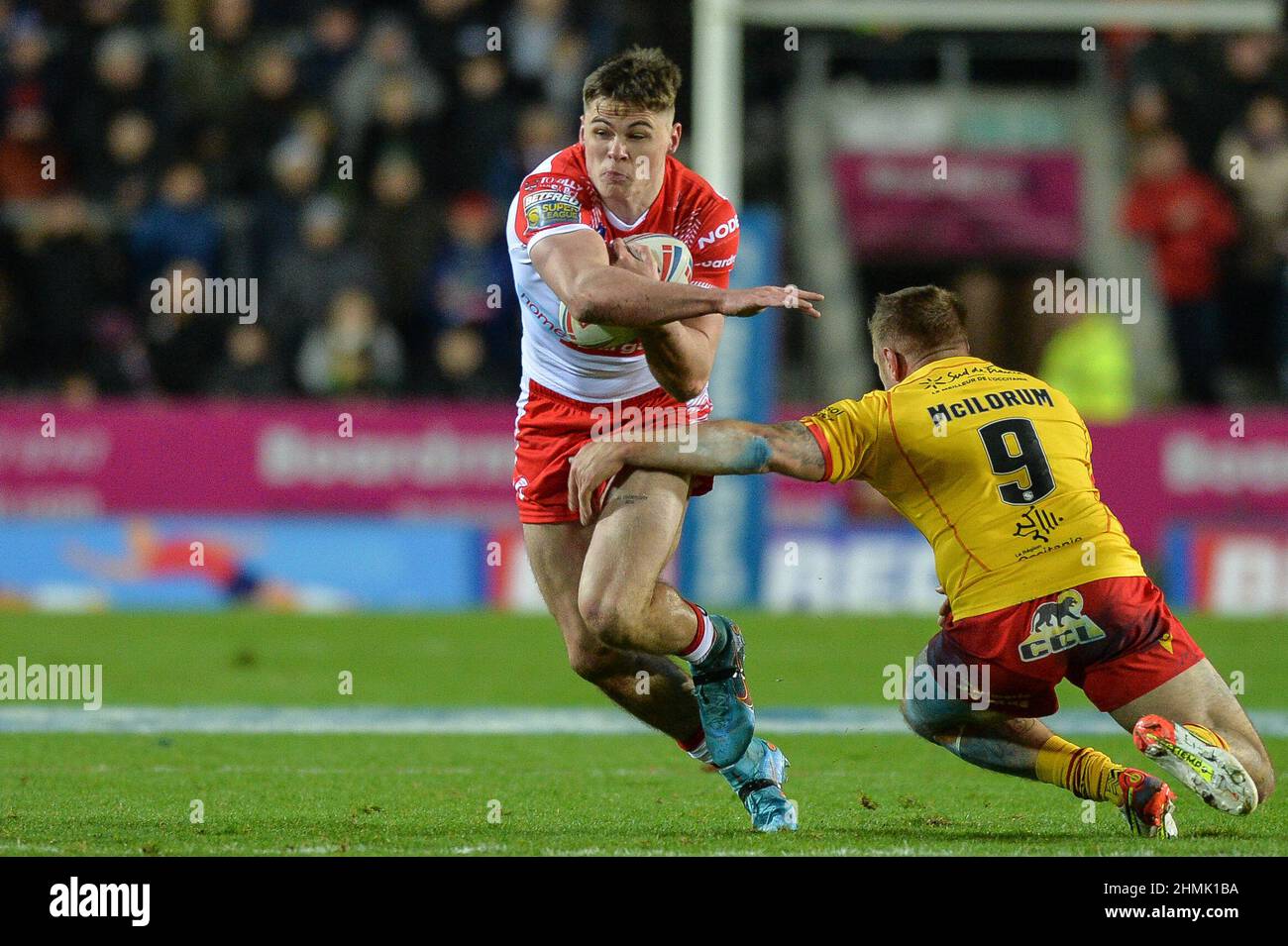St. Helens, England - 10. Februar 2022 - Jack Welsby von St. Helens entgeht Micky McIlorum von katalanischen Drachen während der Rugby League Betfred Super League Runde 1 St. Helens gegen katalanische Drachen im Totally Wicked Stadium, St. Helens, UK Dean Williams Stockfoto