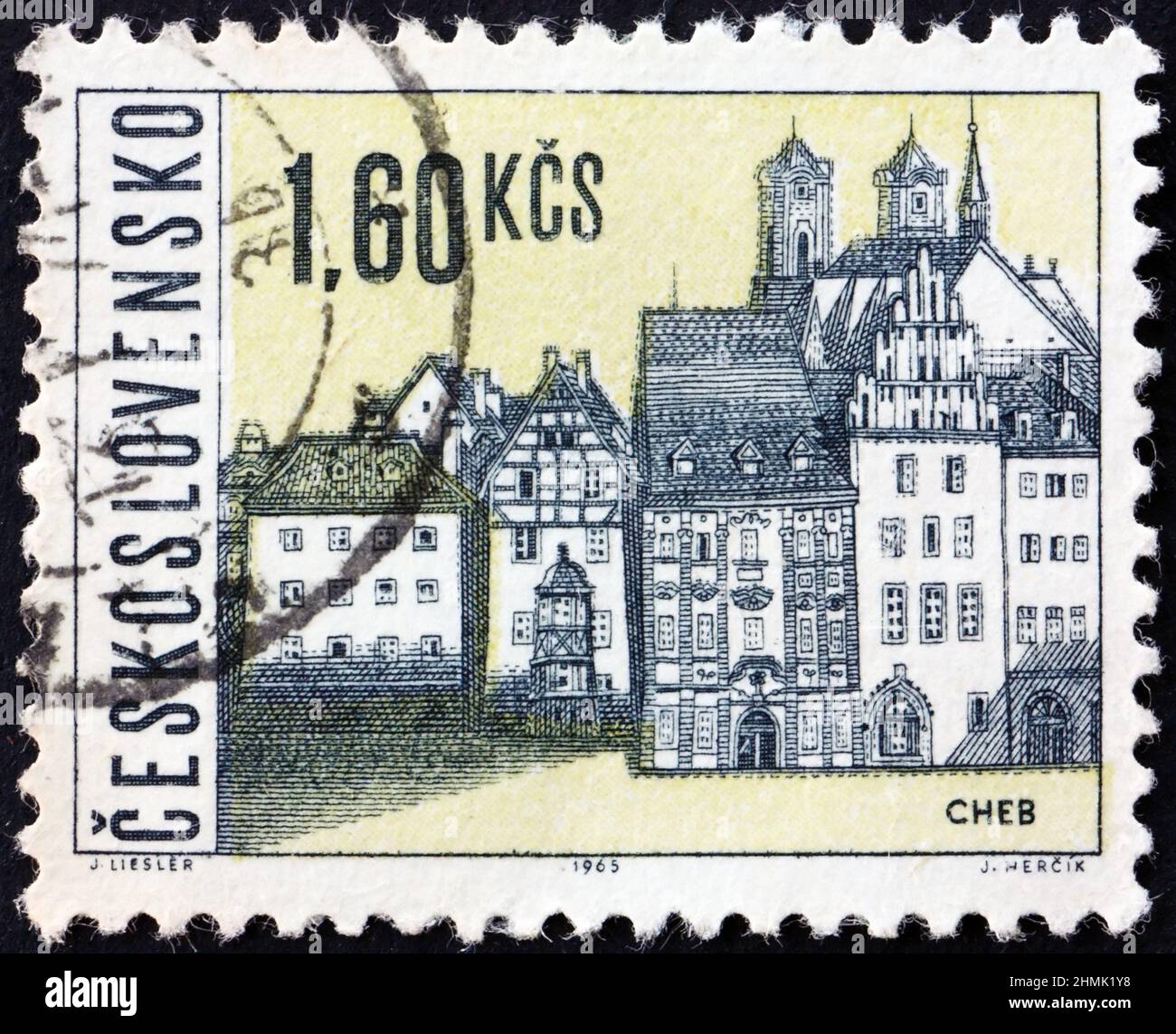 TSCHECHOSLOWAKEI - UM 1965: Eine in der Tschechoslowakei gedruckte Briefmarke zeigt die Ansicht von Cheb, einer Stadt in der Karlsbader Region der Tschechischen Republik, um 1965 Stockfoto