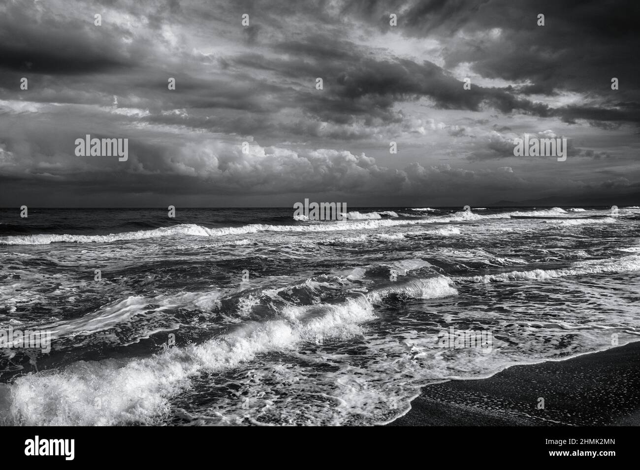 mediterrane Meereswellen starker Wind Sturm Ambiente schwarz und weiß Stockfoto