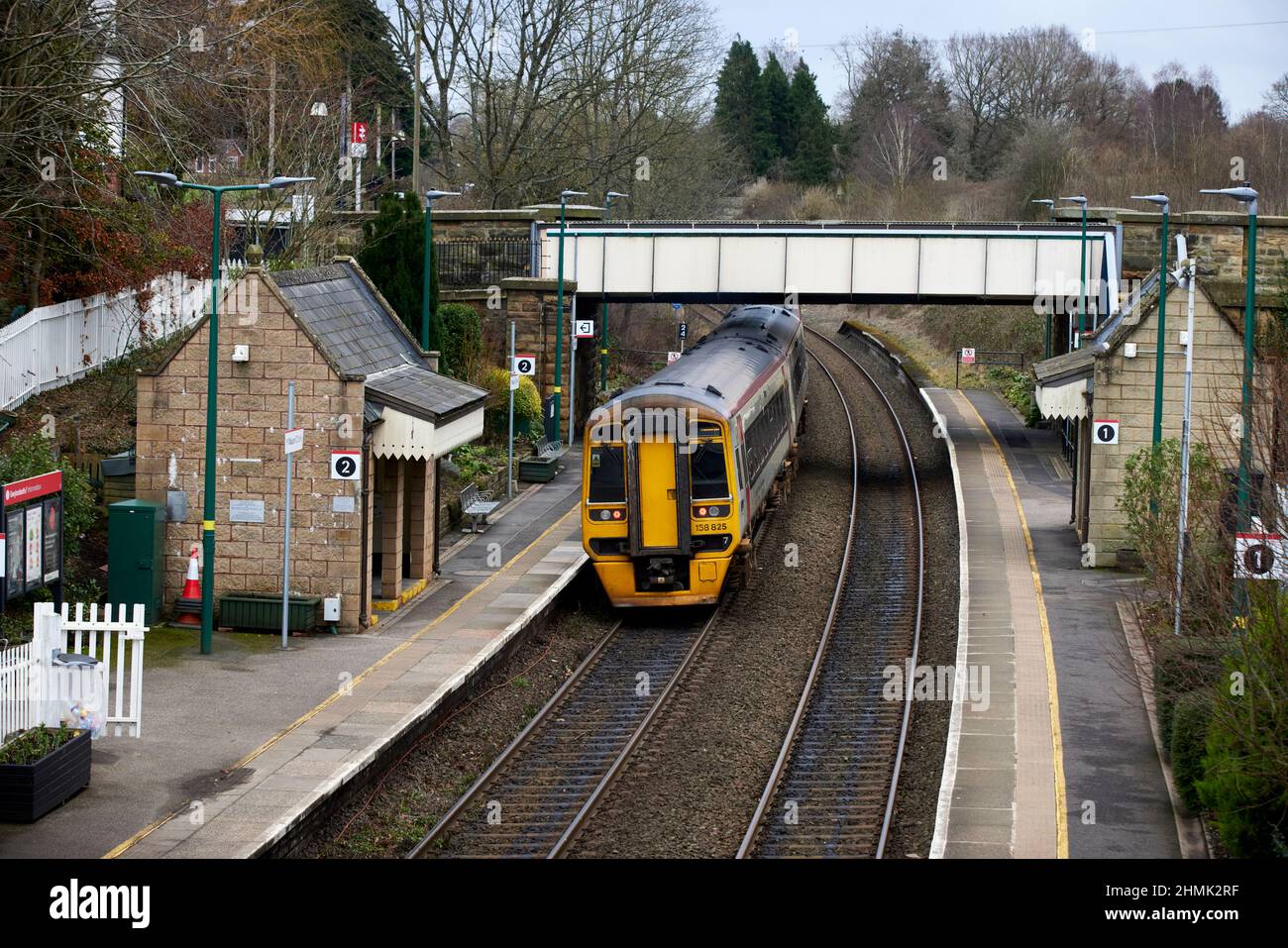 Bahnhof in der ehemaligen Kohlebergbaustadt Chirk, in der Nähe von Wrexham, Nordwales, ein Holyhead-Service der Klasse 158 nach Birmingham Stockfoto