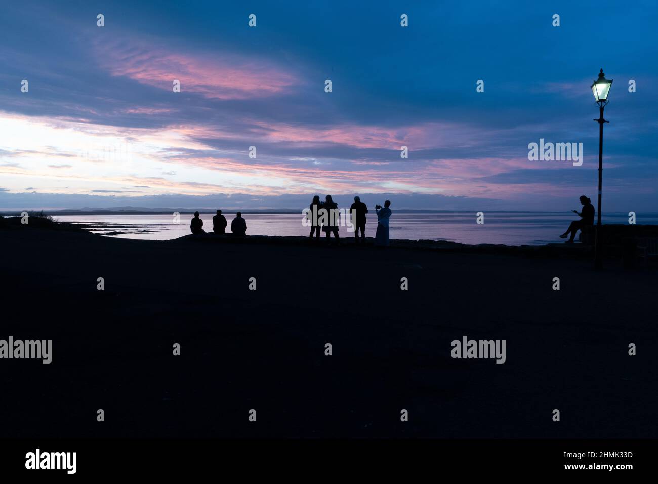 Sonnenuntergang und Sillouettes über St Andrews Harbour Scotland Stockfoto
