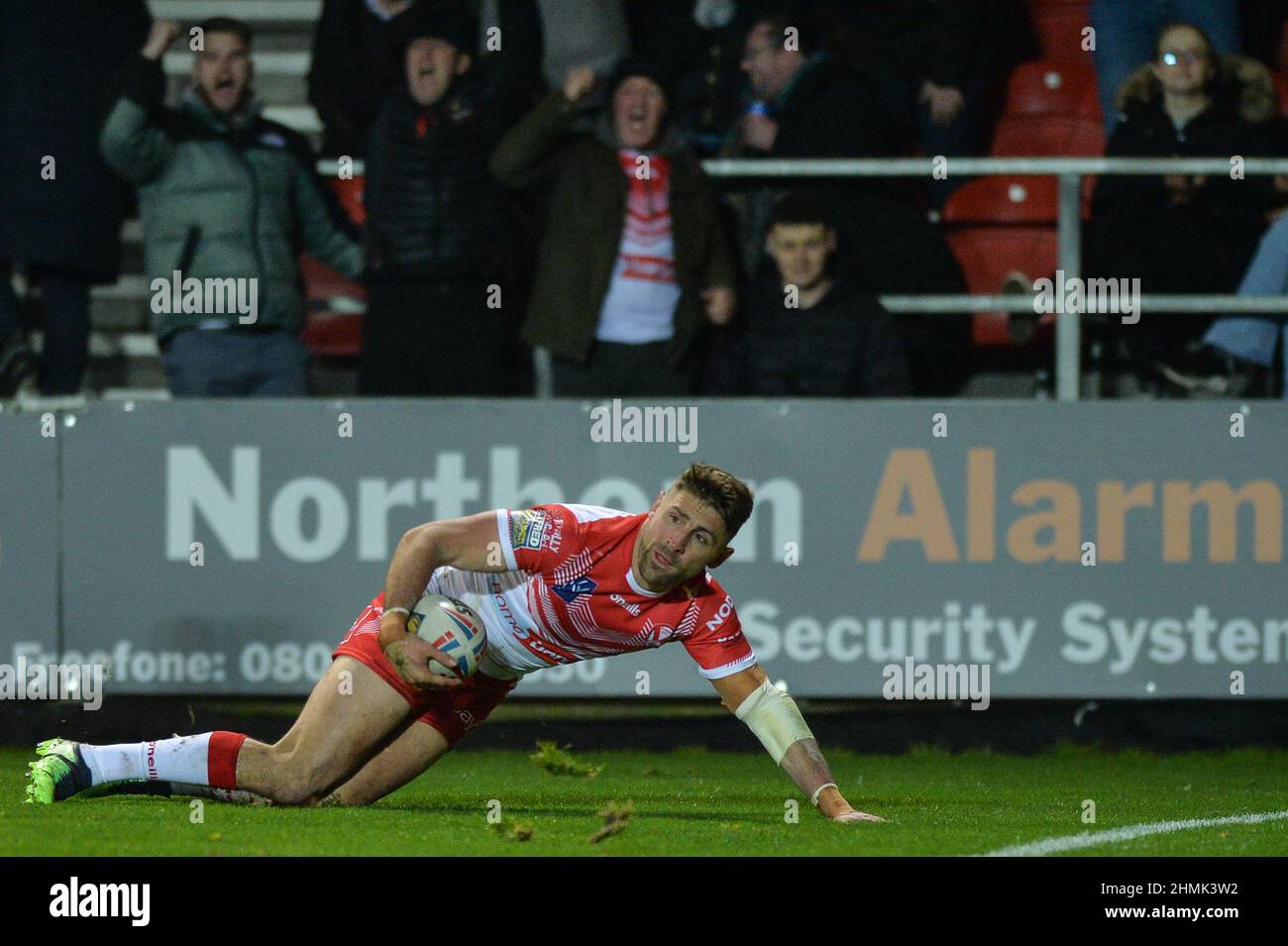 St. Helens, England - 10. Februar 2022 - Thomas Makinson von St. Helens hat während der Rugby League Betfred Super League Runde 1 St. Helens gegen Catalan Dragons im Totally Wicked Stadium, St. Helens, UK Dean Williams, einen Versuch gemacht Stockfoto