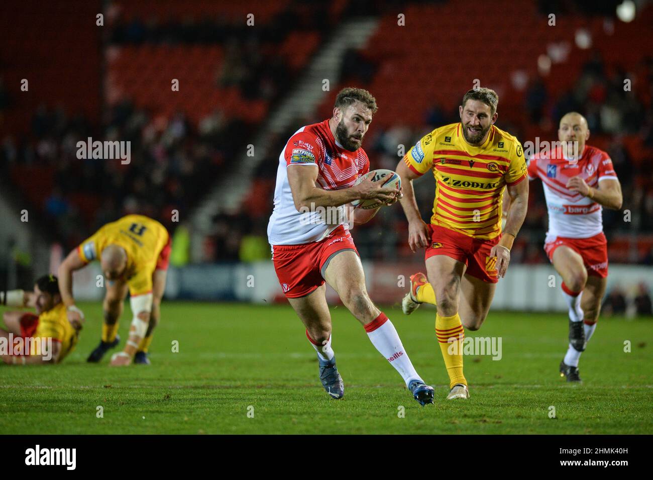 St. Helens, England - 10. Februar 2022 - Alex Walmsley von St. Helens beschädigt die katalanische Linie während der Rugby League Betfred Super League Runde 1 St. Helens gegen Catalan Dragons im Totally Wicked Stadium, St. Helens, UK Dean Williams Stockfoto