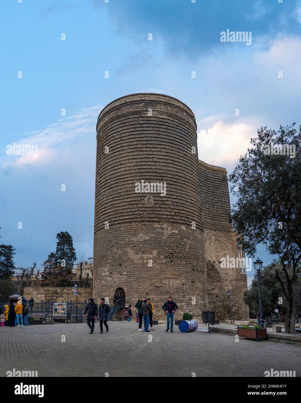 Baku, Aserbaidschan - Januar 03 2022- Blick vom Maiden Tower mit Touristen Stockfoto