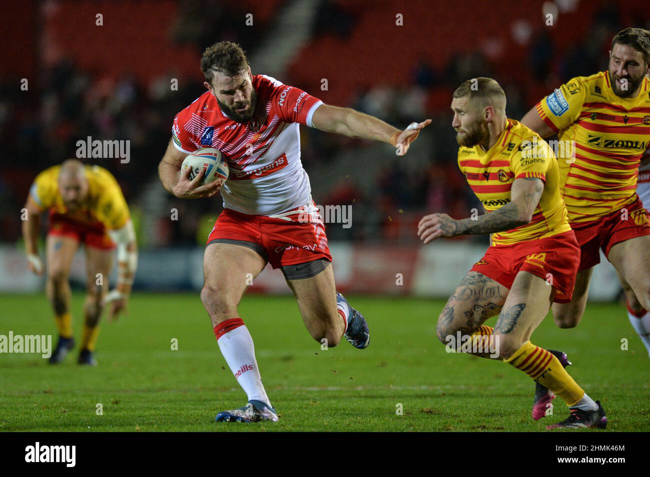 St. Helens, England - 10. Februar 2022 - Alex Walmsley von St. Helens beschädigt die katalanische Linie während der Rugby League Betfred Super League Runde 1 St. Helens gegen Catalan Dragons im Totally Wicked Stadium, St. Helens, UK Dean Williams Stockfoto