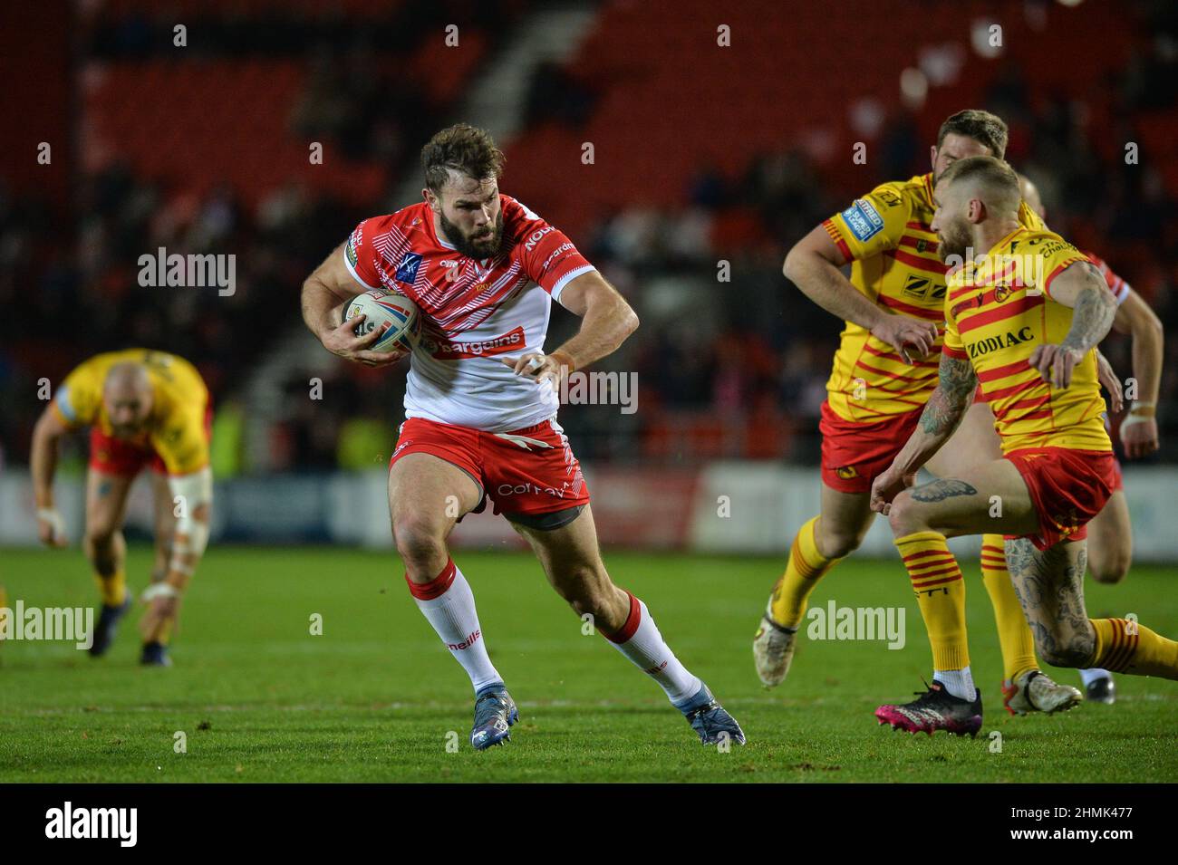 St. Helens, England - 10. Februar 2022 - Alex Walmsley von St. Helens beschädigt die katalanische Linie während der Rugby League Betfred Super League Runde 1 St. Helens gegen Catalan Dragons im Totally Wicked Stadium, St. Helens, UK Dean Williams Stockfoto