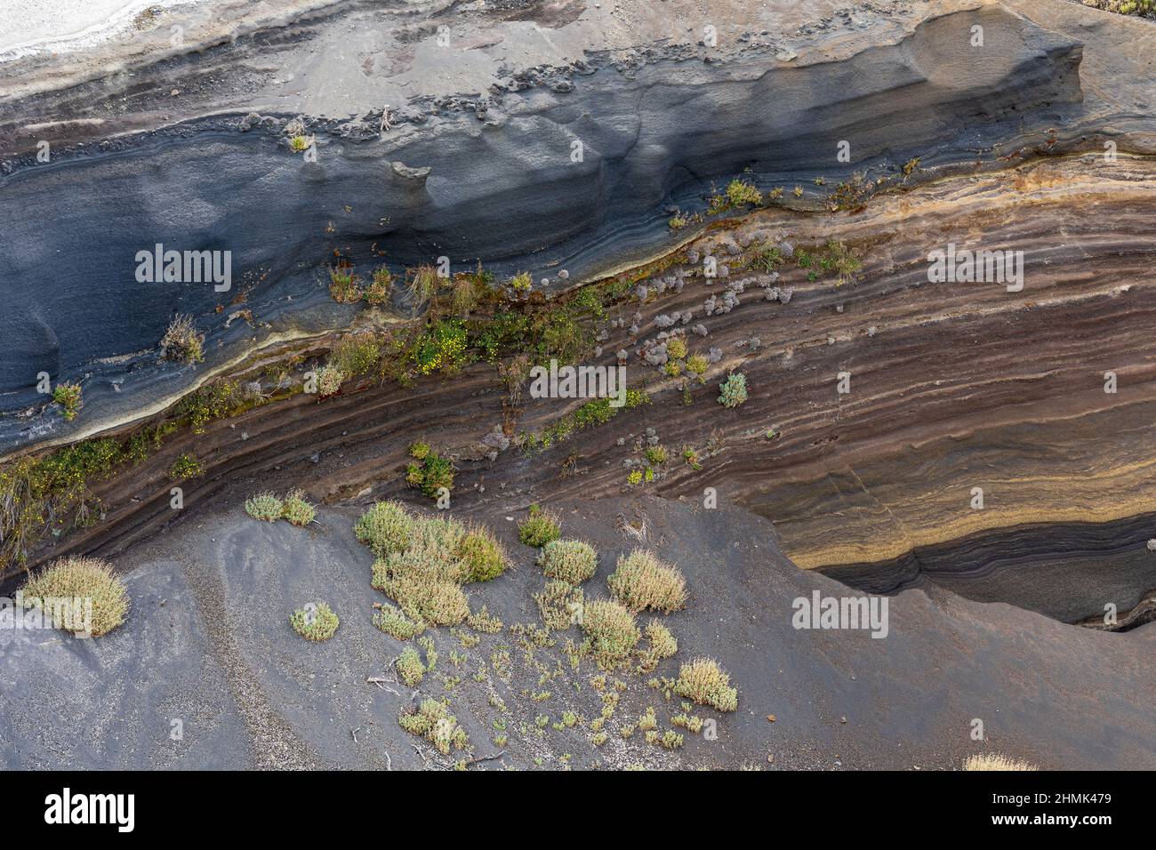 Nahaufnahme verschiedener Schichten vulkanischer Asche in La Tarta, Teide Nationalpark, Teneriffa, Spanien Stockfoto