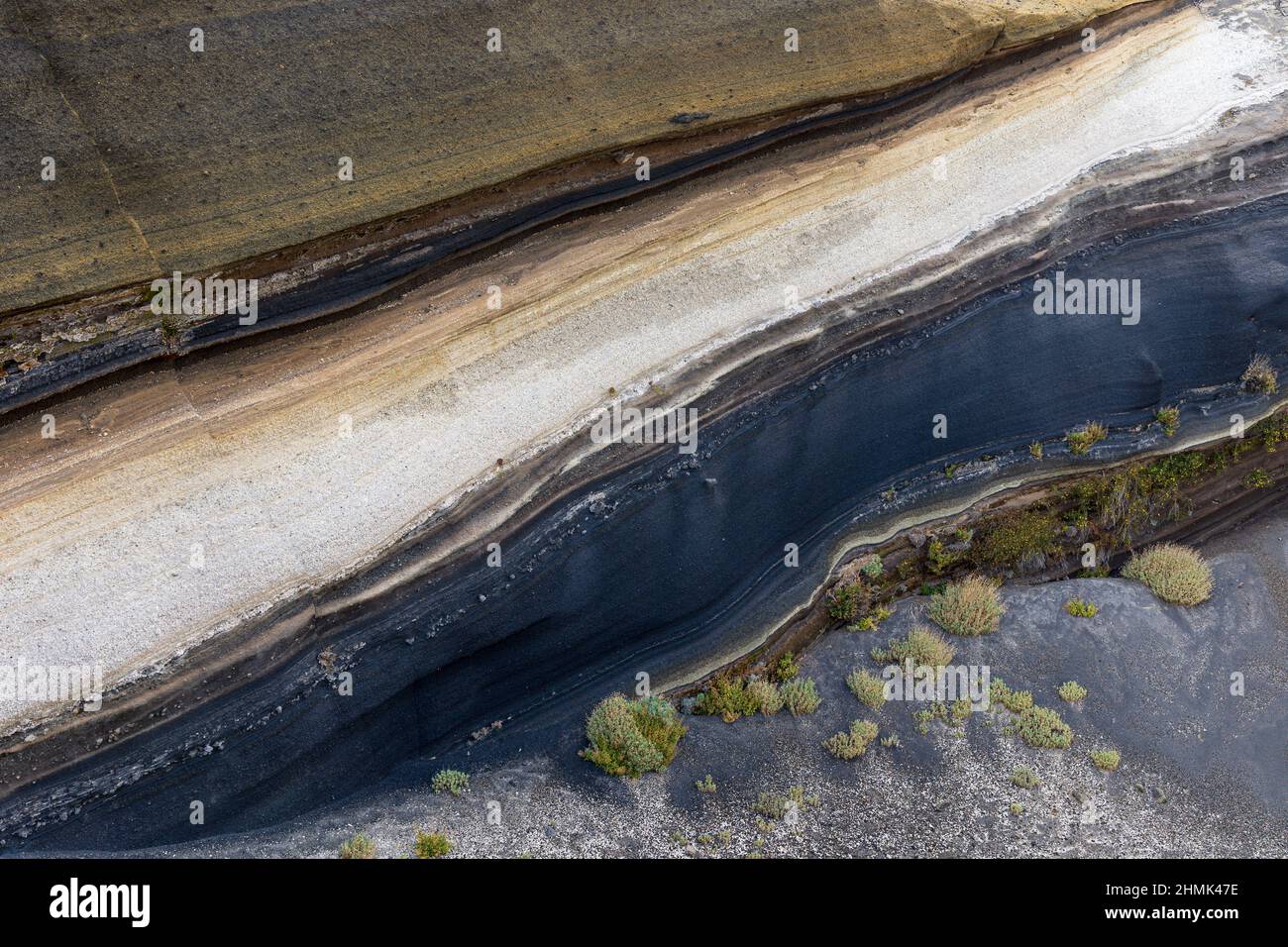 Nahaufnahme verschiedener Schichten vulkanischer Asche in La Tarta, Teide Nationalpark, Teneriffa, Spanien Stockfoto