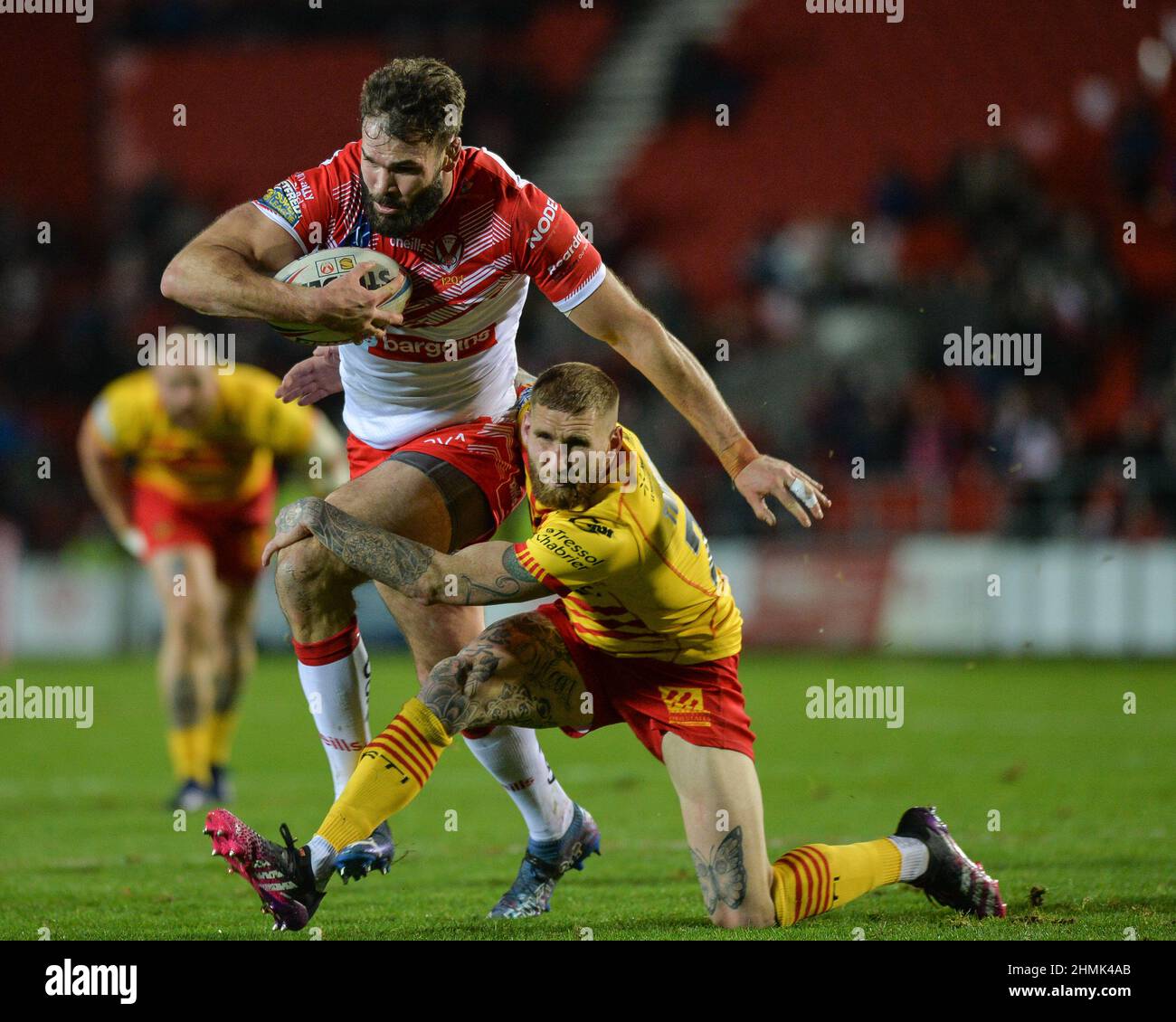 St. Helens, England - 10. Februar 2022 - Alex Walmsley von St. Helens rast während der Rugby League Betfred Super League Runde 1 durch die katalanische Linie St. Helens vs Catalan Dragons im Totally Wicked Stadium, St. Helens, UK Dean Williams Stockfoto