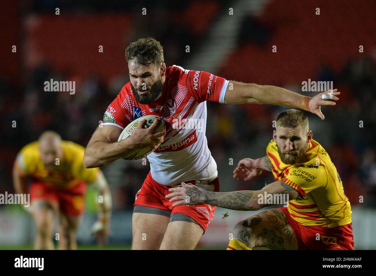 St. Helens, England - 10. Februar 2022 - Alex Walmsley von St. Helens rast während der Rugby League Betfred Super League Runde 1 durch die katalanische Linie St. Helens vs Catalan Dragons im Totally Wicked Stadium, St. Helens, UK Dean Williams Stockfoto
